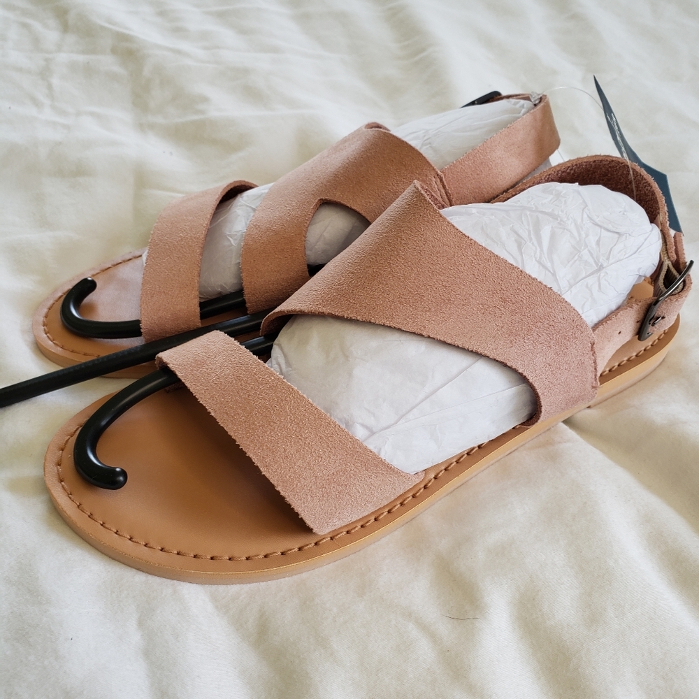❗️3 for 10$❗️
BNWT Hollister Faux Suede Sandal in Pink Tan